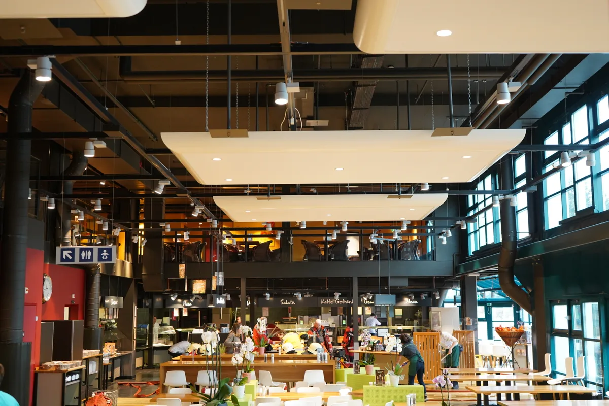 Ein Restaurant. Personen sind mit Aufräumarbeiten beschäftigt.